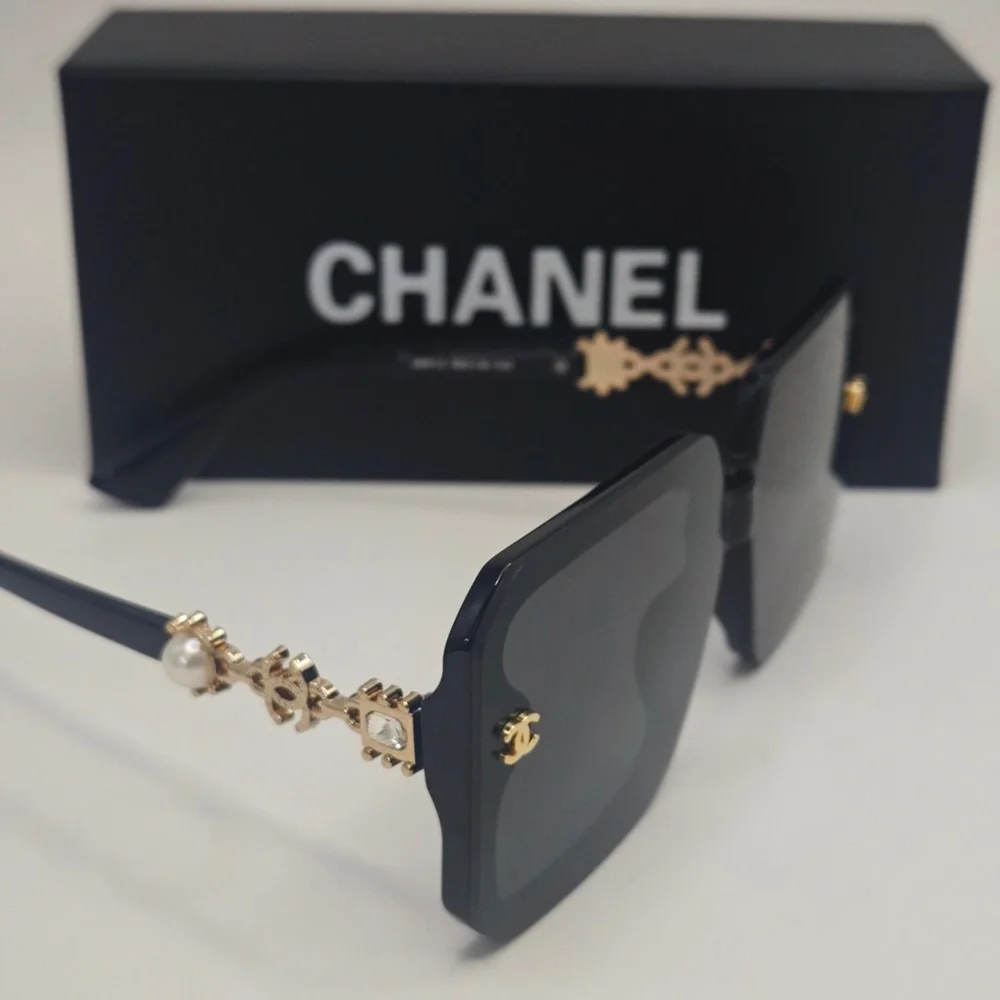 CHANEL Elegant Black Sunglasses with Gold Accents - Picture 4 of 6